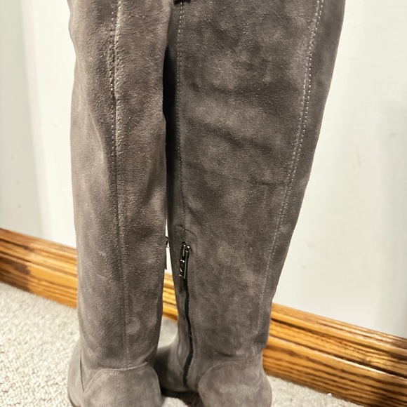 Gray suede knee-high UGG boots - Picture 2 of 8